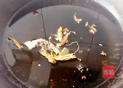 Illustration of how to make five-spice braised eggs 4