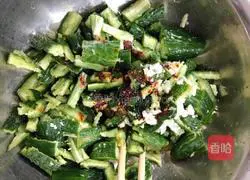 Illustration of how to make cold cucumber 3