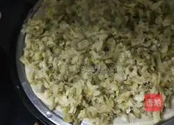 Illustration of how to steam locust flowers 5