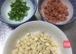 Illustration of how to make green pepper, ham, sausage and corn 1