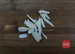 Illustration of how to make garlic shrimp skin and red amaranth 4