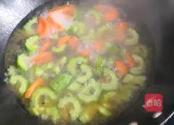 Illustration of how to make bitter melon, tofu and carrots 6