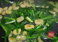 Illustration of how to stir-fry broad beans with leeks 3