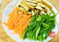 Illustration of how to stir-fry green peppers with dried beans 3