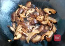 Illustration of how to stir-fry rapeseed with mushrooms 4