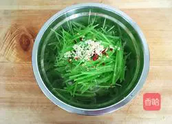 Illustration of how to make cold shredded lettuce 3