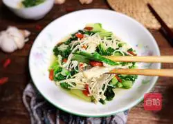 Illustration of how to stir-fry cabbage with enoki mushrooms 11