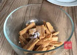 Illustration of how to make fried yuba with chili pepper 1