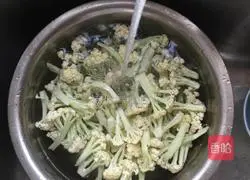 Illustration of how to make stir-fried cauliflower 3