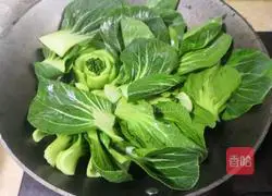 Illustration of how to stir-fry Shanghai greens 4