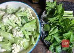 Illustration of how to make fried cauliflower with fungus 2