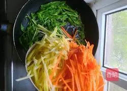 Illustration of how to stir-fry three shredded silkworms 7