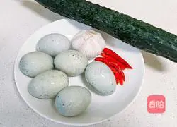 Illustration of how to make cold preserved egg and cucumber 1