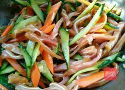 Illustration of how to make red oil cucumber mixed with shredded ears 6