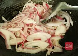 Illustration of how to stir-fry green apples with onions 6