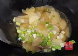 Illustration of how to make braised white radish slices 6