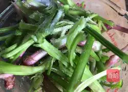 Illustration of how to make spinach roots with mushroom sauce 2