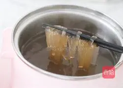 Illustration of making spicy and sour sweet potato noodles 6