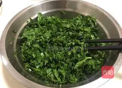 Steamed vegetables: illustration of how to make shepherd's purse dumplings 2