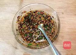 Illustration of how to make shredded bitter bamboo shoots cold with red oil 10