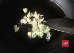 Illustration of how to make stir-fried loofah 3