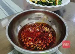 Illustration of how to make garlic egg skin with shepherd's purse 8