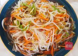 Illustration of how to stir-fry mung bean sprouts 12