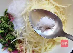 Illustration of how to mix cabbage with vermicelli 7