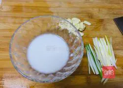 Illustration of how to stir-fry green peppers with dried beans 2