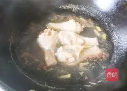 Illustration of how to shred chicken legs 2