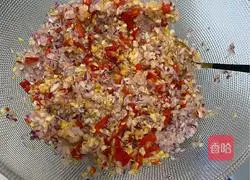 Illustration of how to soak chicken feet in sauce 4