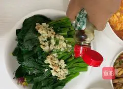 Illustration of how to make garlic greens 6