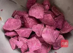 Illustration of how to make fried purple potato cubes 3