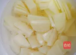 Illustration of how to make fried potatoes with tomatoes and peppers 1