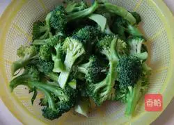Illustration of how to make garlic broccoli 1