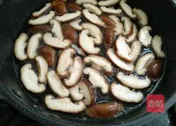 Illustration of how to stir-fry mushrooms with rapeseed 7