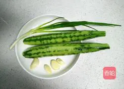 Illustration of how to beat cucumbers with a knife 1