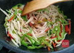 Illustration of how to shred king oyster mushrooms 9