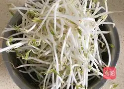 Illustration of how to make spicy and sour mung bean sprouts 2