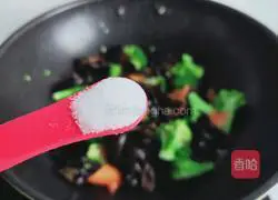 Illustration of how to make fried broccoli with fungus 9