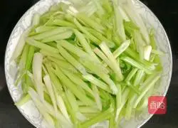 Illustration of how to stir-fry celery and yuba 3