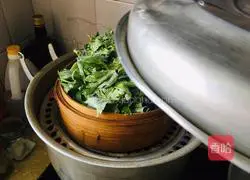 Illustration of how to steam celery leaves 5