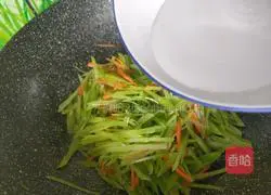 Illustration of how to stir-fry shredded lettuce 7