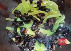 Illustration of how to make fried lettuce with fungus 16