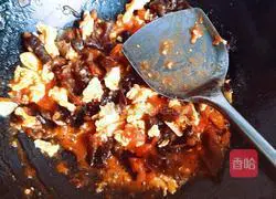 Illustration of how to make scrambled eggs with tomatoes and fungus 13