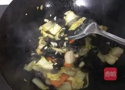 Illustration of how to make vinegared fungus and cabbage 6