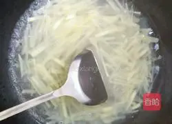 Illustration of how to make shredded carrots and potatoes 3