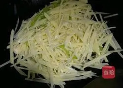 Illustration of how to make spicy and sour potato shreds 4