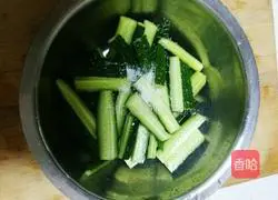 Illustration of how to make sweet and sour crispy cucumber 2