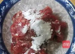 Illustration of how to make coriander mixed with beef 2